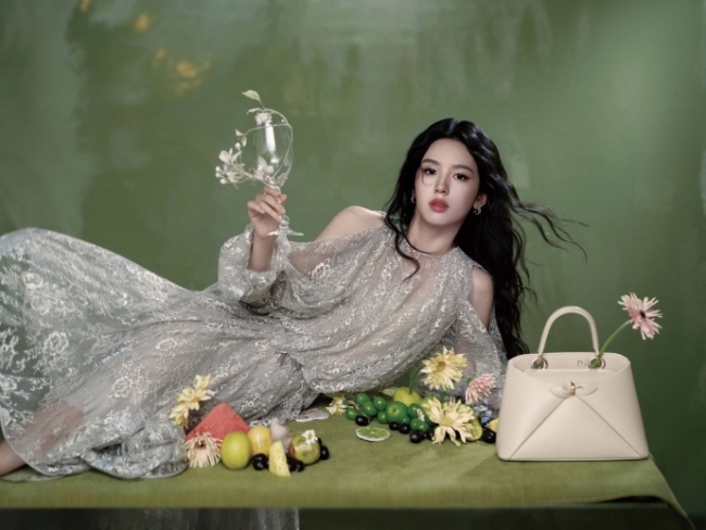 周也穿银纱透视裙秀唯妙身姿 雪肤玉貌好意思得让东说念主窒息 电影首映礼造型释出