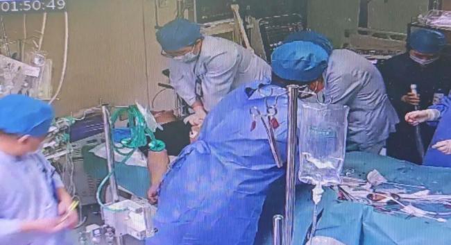 男子熬夜打牌喝酒突发心梗