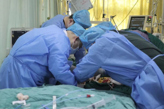 女大学生吃螃蟹休克被抢救 突发过敏引眷注