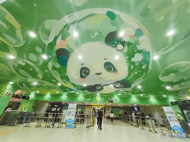 一无障碍电梯换上“熊猫皮肤” 萌趣设计引关注