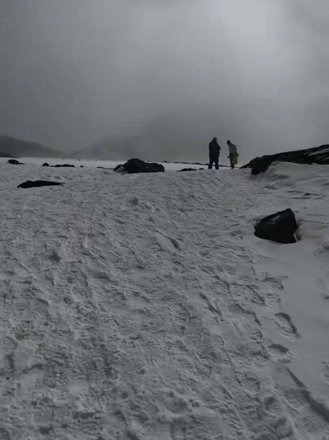 “秘境”封闭 仍有人坐拉猪车进山 封山令难挡探险热