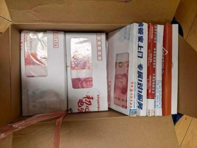 环卫工捡到藏30万元现金牛奶箱