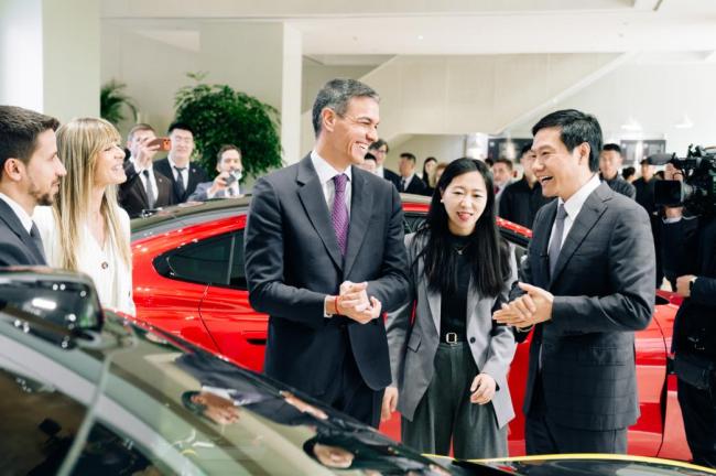 西班牙首相夫人逛潘家园 私服美翻引关注