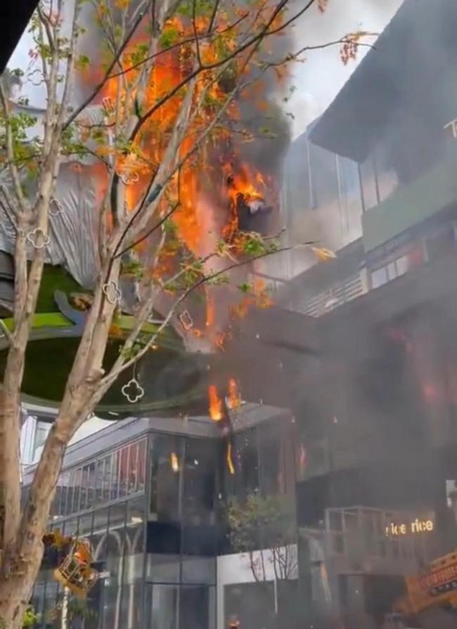 苏州一商场装饰物发生火情