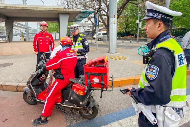新规将至 仍有骑手为“抢时间”违法 斑马线骑行现象频发