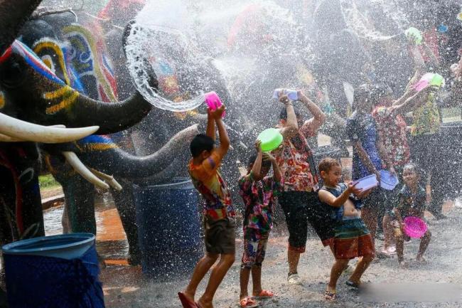 RIIZE去泰国过泼水节了 全球级湿身派对等你来战