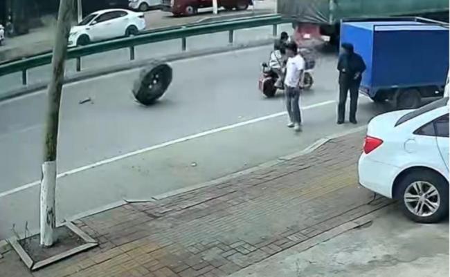 大货车轮胎掉落叉车师傅帮忙移走 路人及时相助