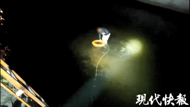 男子凌晨误踩油门，进河连人带车冲进河