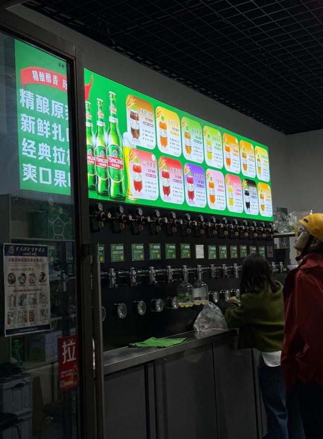 3块钱喝二两白酒 年轻人开始打散酒 微醺经济新宠