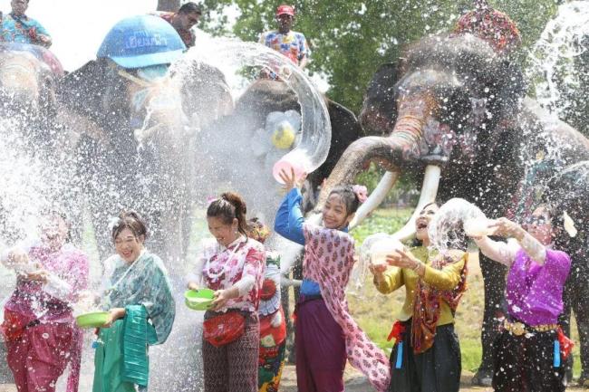 RIIZE去泰国过泼水节了 全球级湿身派对等你来战