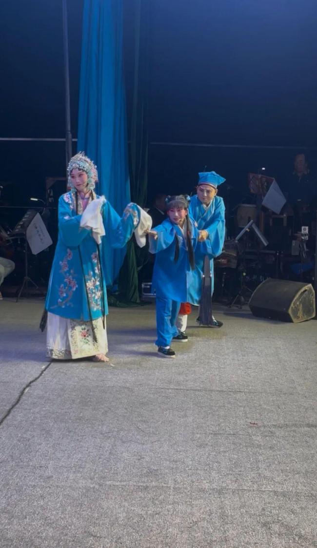 剧团演《清风亭》多次看哭观众 真情实感动人心