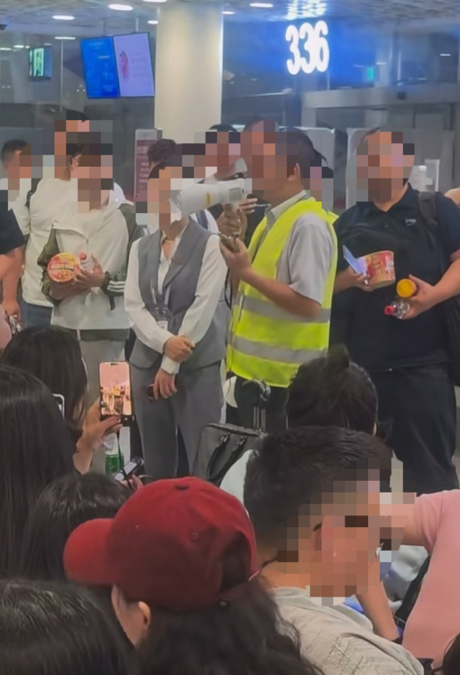 机场回应航班起飞后折返延误超9小时