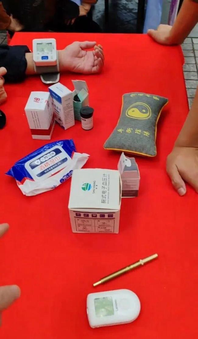 一诊所用一个针头给15人采血