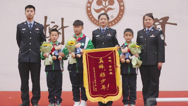 3名小学生捡手机交警务室开心起舞 拾金不昧获表扬