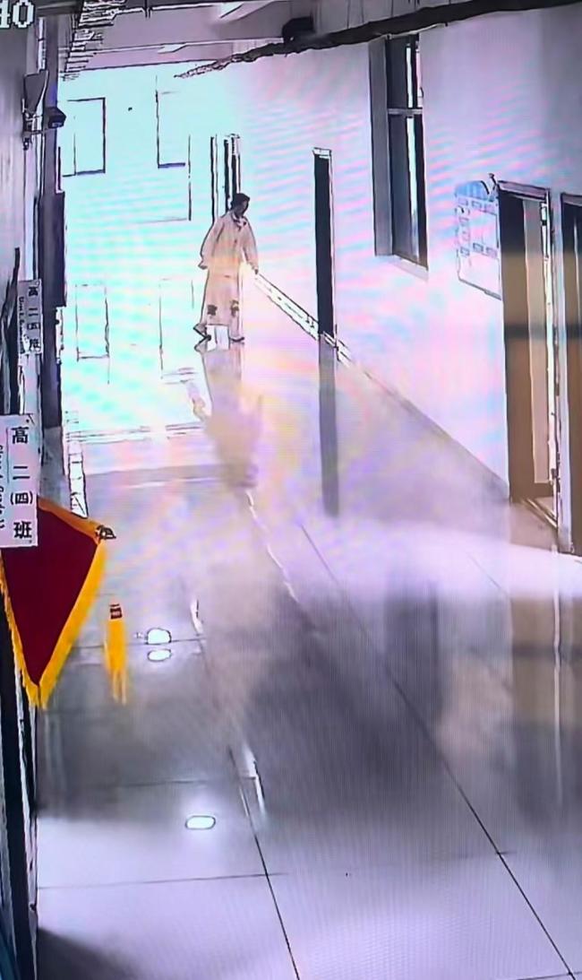 老师低血糖晕倒前被学生稳稳托住