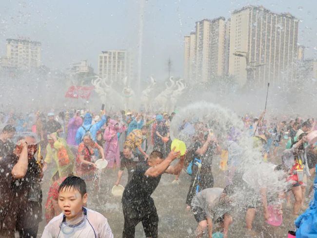西双版纳开启泼水节狂欢盛宴 欢庆东方狂欢节