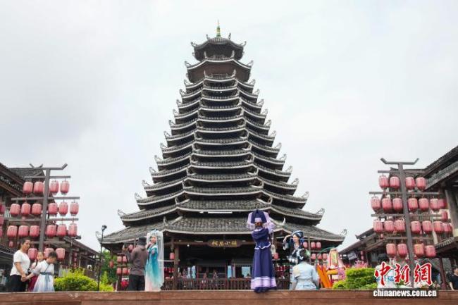 “三月三”南宁相思小镇引游人 民族风情乐翻天