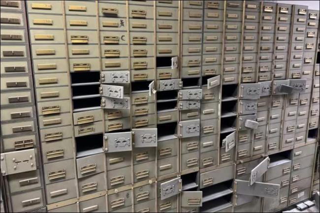 意大利3人抢劫银行挟持25名人质 警方破窗救人