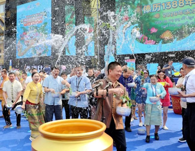 西双版纳开启泼水节狂欢盛宴 欢庆东方狂欢节