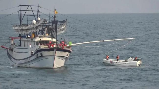 中国海警位钓鱼岛救援中国台湾籍渔船 紧急行动展现担当