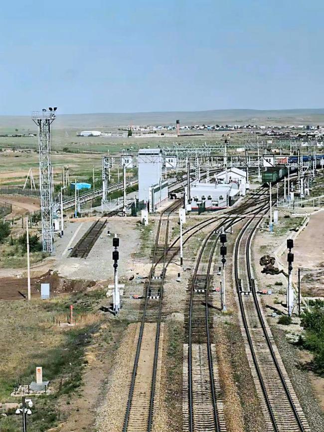 俄一搭载约40名中国游客车辆翻车 紧急救援迅速展开