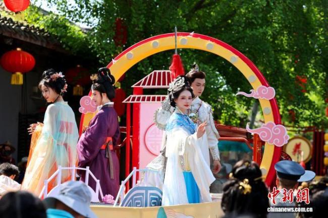 汉服爱好者齐聚阆中古城盛装巡游 沉浸式国风体验引热潮