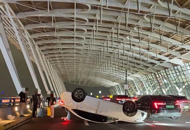 上海浦东机场T2航站楼外一轿车翻车