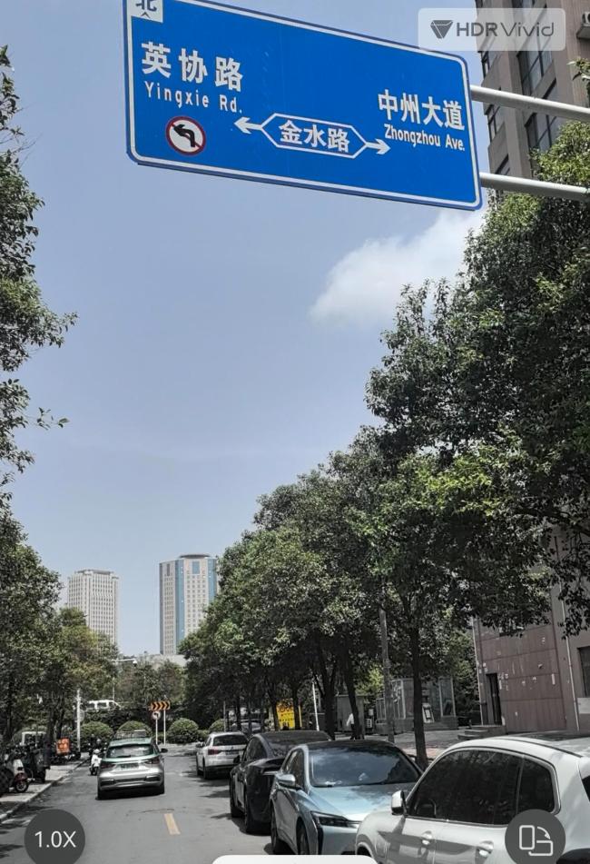 郑州一辆新能源汽车自燃无人员伤亡 火势殃及邻车