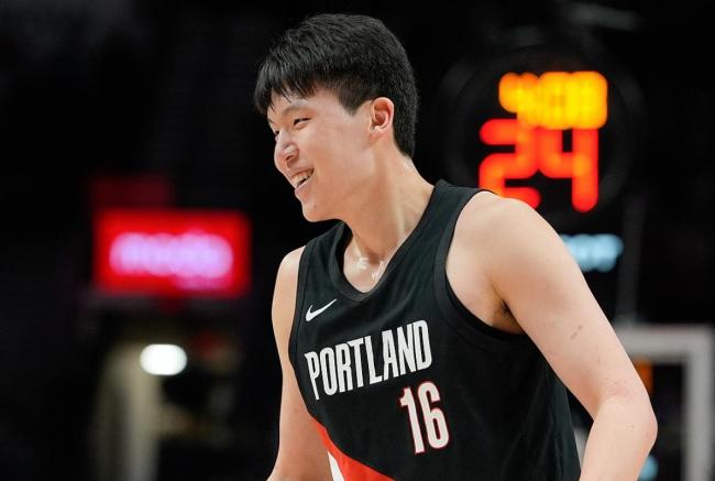 中国历史第5人！杨瀚森季后赛首秀52.8秒0分 成周琦后时隔8年首人 追梦路上的脚印