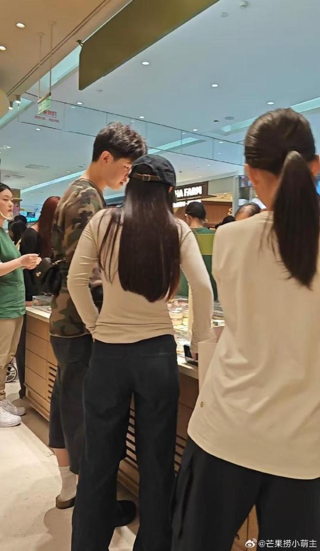 沙溢大儿子和女生逛街 暖男绅士风度拉满