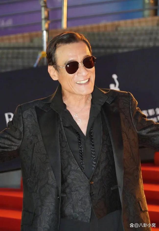 洪金宝梁家辉惠英红亮相金像奖红毯 影坛巨星共绘璀璨之夜