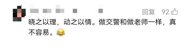 医院附近快递小哥闯红灯被查 频繁违法引关注