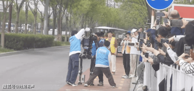 在馬拉松賽道上,人類成了