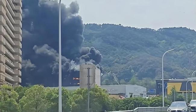 浙江东阳一仓库突发火情 无人员伤亡 火势已得到有效控制