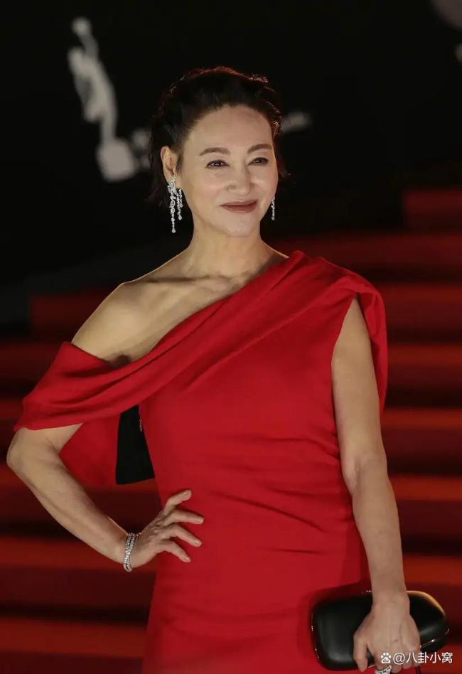 洪金宝梁家辉惠英红亮相金像奖红毯 影坛巨星共绘璀璨之夜