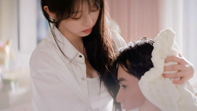 田曦薇给胡一天擦头发镜头