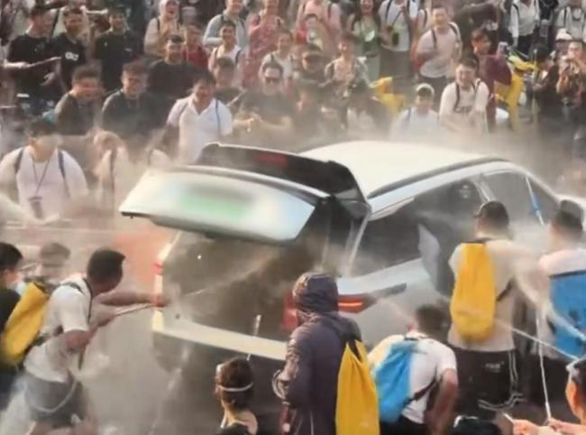 前女警自曝泼水节曾被泼热水