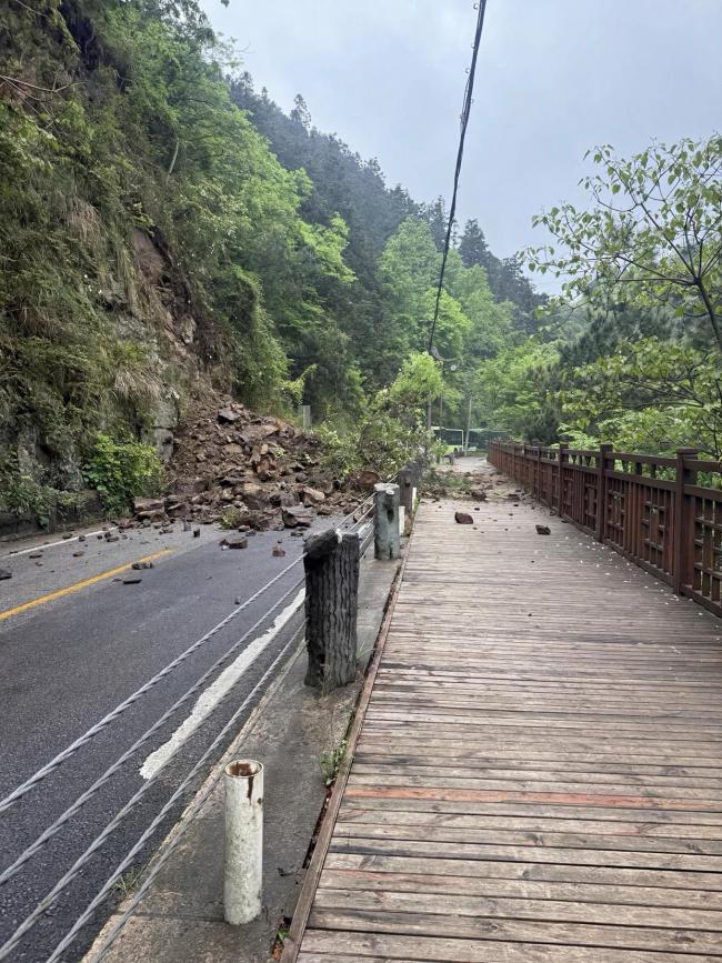 南方暴雨致多个景区受影响 多地著名景点受淹及塌方