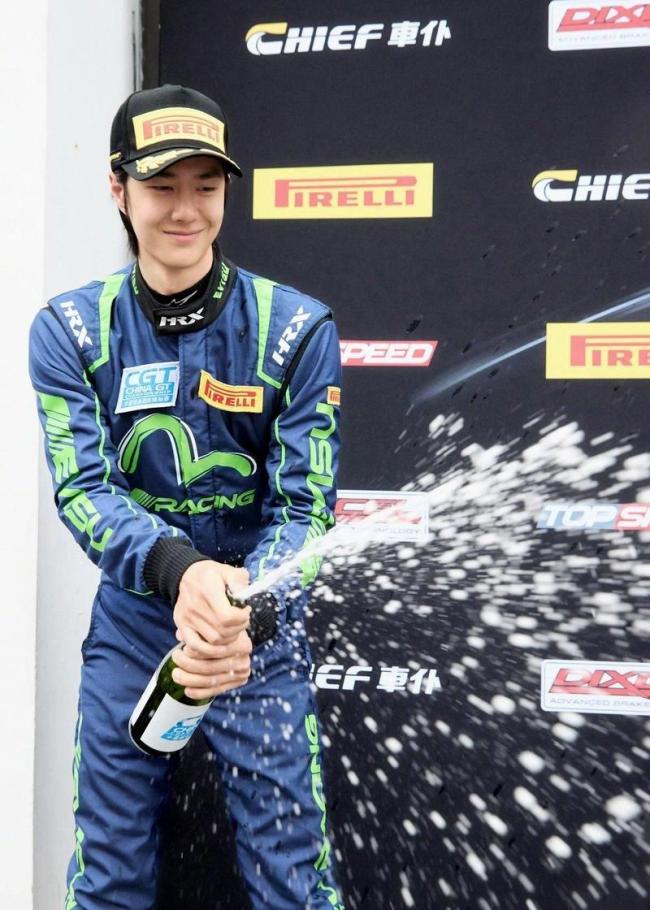 张臻东感谢王一博助力赛车圈 热度飙升带动行业活力