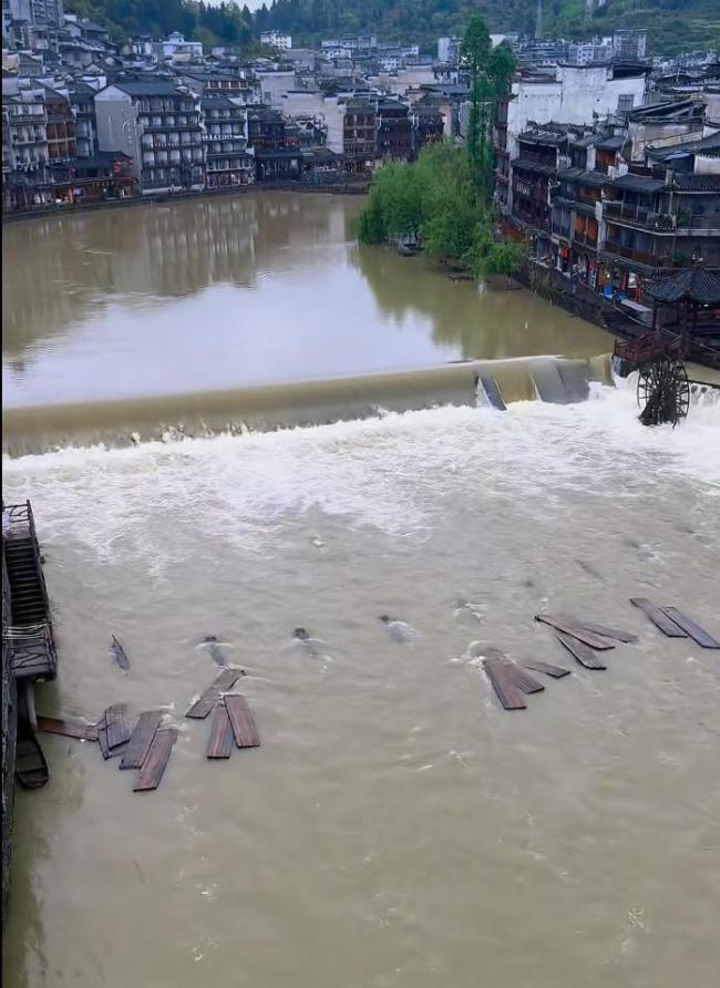 南方暴雨致多个景区受影响 多地著名景点受淹及塌方