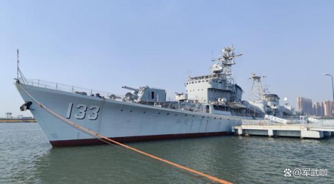 中国战舰坦荡过航横当水道释放啥信号