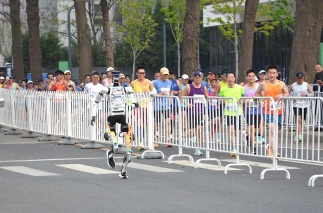 这么厉害的机器人会彻底超越人类吗 马拉松赛场见证奇迹
