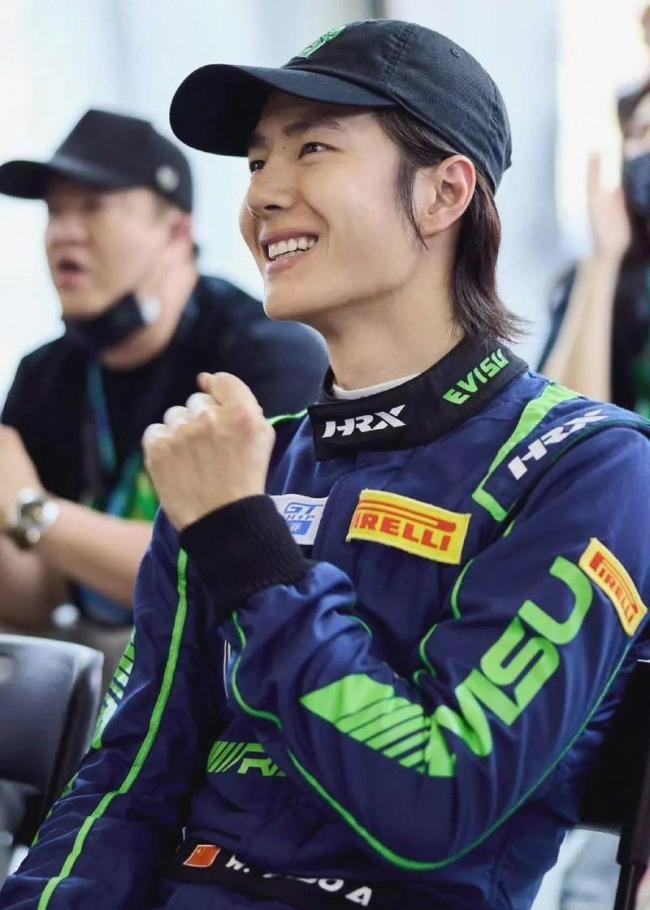 张臻东感谢王一博助力赛车圈 热度飙升带动行业活力