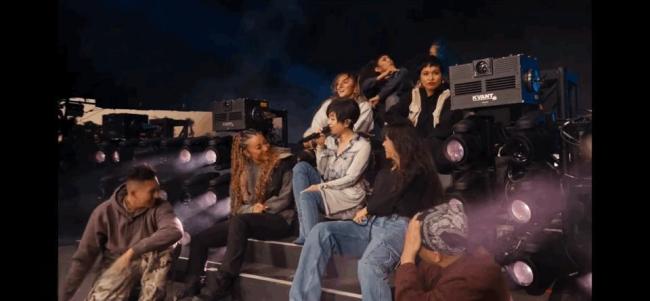 Liz不归还赞助的裤子引发争议 表演尺度引热议