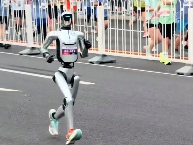 这么厉害的机器人会彻底超越人类吗 马拉松赛场见证奇迹