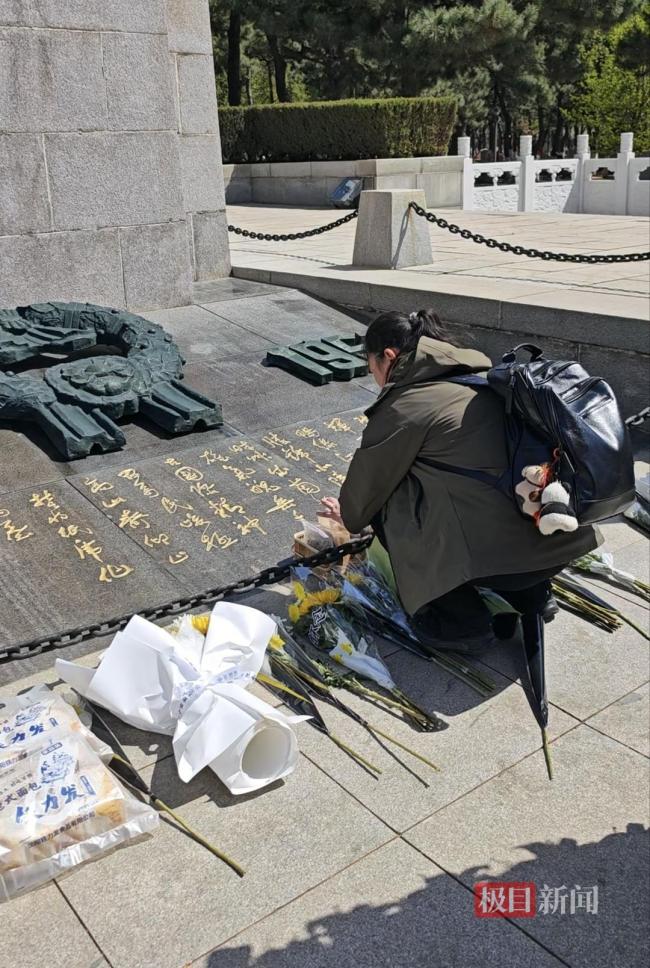 女子带祖国五地泥土迎接烈士遗骸归国 致敬英雄魂归故里