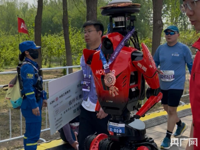 人形机器人马拉松比赛碾压人类 技术突破肉眼可见