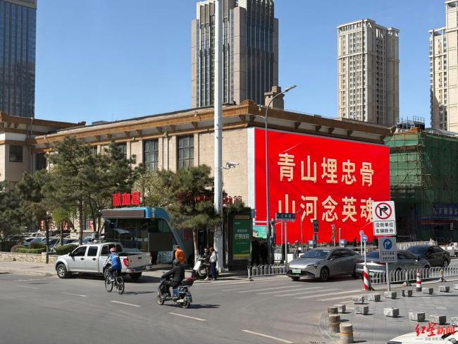 驻韩大使为烈士棺椁覆盖国旗并鞠躬 英雄魂归故里