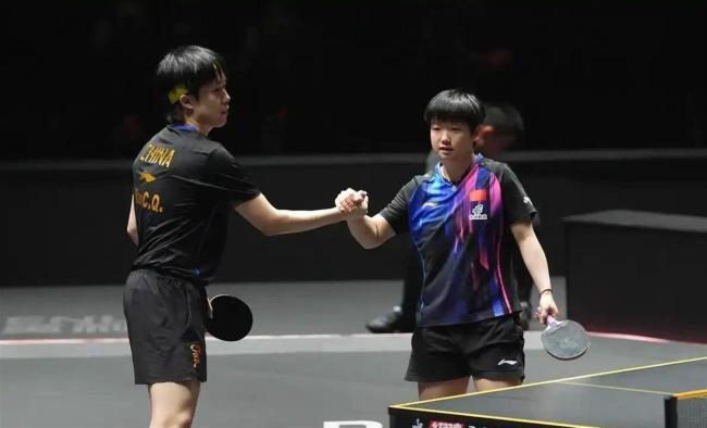 孙颖莎左腿淤肿 王楚钦与教练同款扣手 乒乓双星再创辉煌
