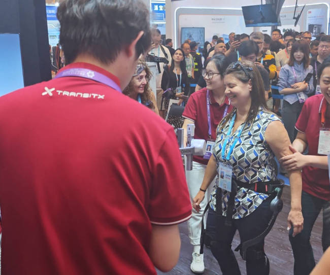 让外籍残障人士行走的外骨骼爆火亲友激动落泪(图1)